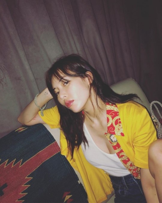 현아, 한층 야윈 근황 공개…'여전한 섹시+퇴폐美' [★SNS]