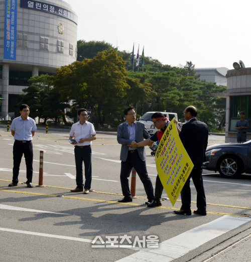 [포토뉴스] 안산도시공사노조 1인 시위에 김송규 전문위원 소통하자