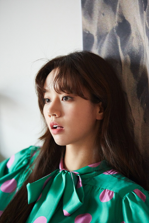 "러블리 혜리"…이혜리, 화보 현장 비하인드 컷 공개