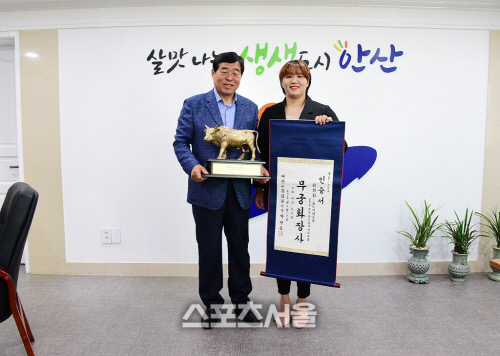 안산시청 소속 최희화 선수 2년 연속 천하장사 꽃가마