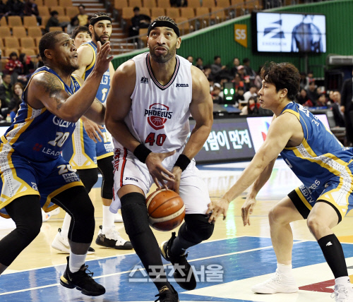 [포토] 모비스 클라크, 공이...미끄러워?