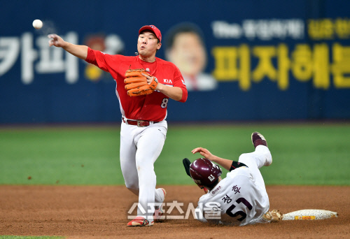 [포토]4회말 위기 병살로 마무리하는 안치홍