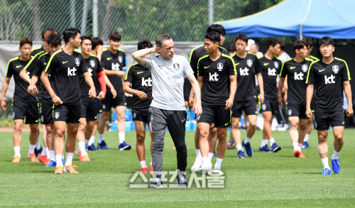 [포토]벤투 감독, 이젠 이란전 준비를...