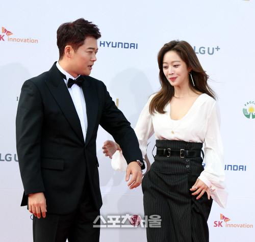 [포토] 전현무 '팔짱 하시죠'