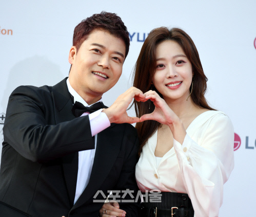 [포토] 전현무-조보아 '달달한 하트 포즈'