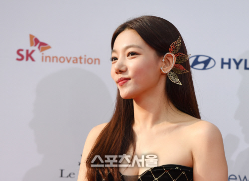 [포토] 이채영 \'귀가 포인트예요\'
