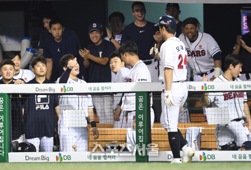 [포토]오재원의 홈스틸에 박수를 보내는 두산 선수들