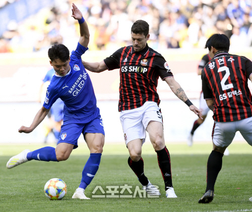 [포토] 수원 오현규, 오스마르 제치고~