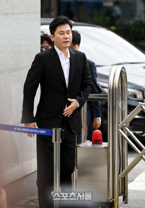 [포토] 양현석, 마스크 모자 없이 경찰 출석