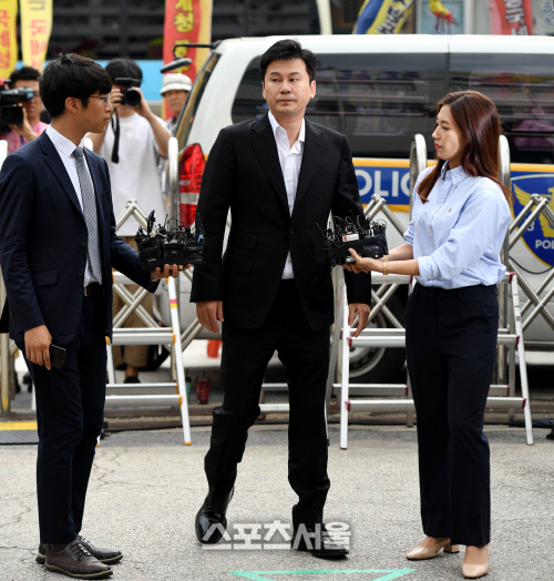 [포토] 포토라인에 선 양현석, 원정 도박 혐의로 경찰 출석