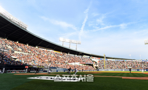 [포토]만원 관중 이룬 두산과 한화의 잠실 경기