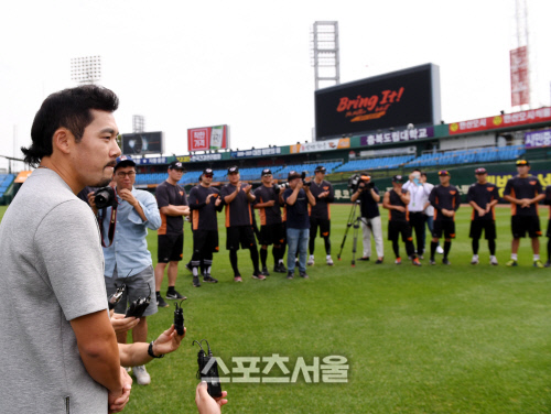 [포토] 이용규, 징계 해제 직후...선수단 만나 사과...