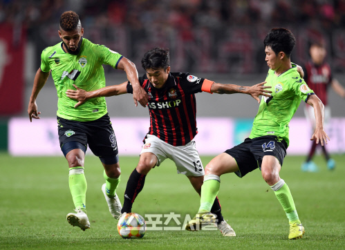 [포토]호사와 이승기 사이로 돌파 시도하는 고요한(서울-전북)