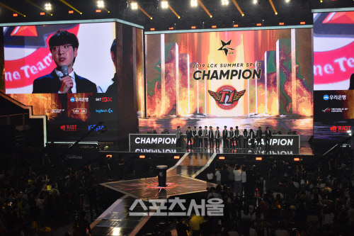 SK텔레콤 T1 완벽한 도장깨기...그리핀 잡고 LCK 8번째 우승컵