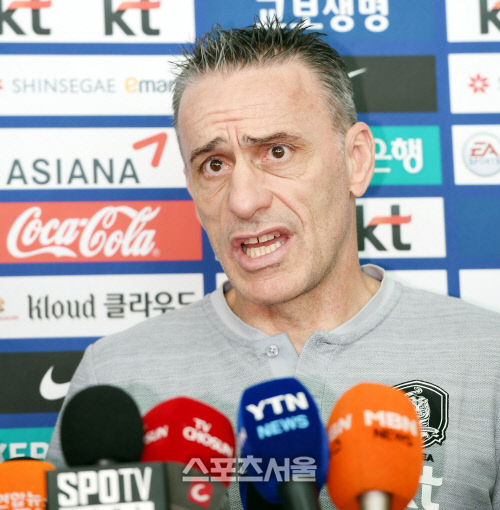[포토] 벤투 감독, 김신욱 활용법은...?