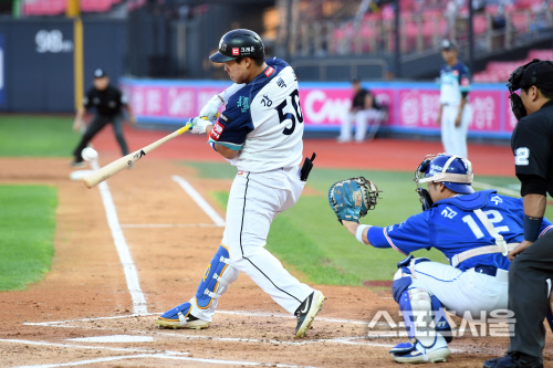 [포토]타격 1위 강백호, 첫 타석부터 안타!