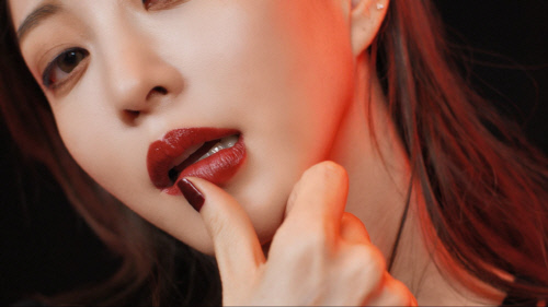 한예슬, 매혹적인 버건디 입술