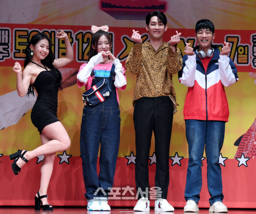 [포토] 김은정-아린-강윤-강율 \'애교 넘치는 포즈\'