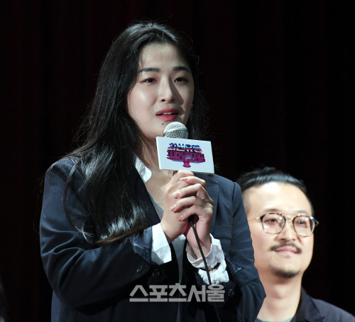 [포토] 답변하는 \'최신유행 프로그램2\' 강나래PD