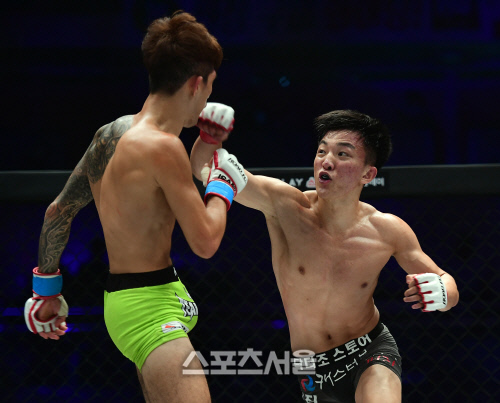 항창환에게 펀치를 먹이는 이정현, 로드FC 챔프 이정영의 동생이야![포토]