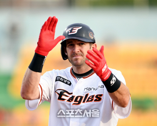 [포토] 호잉, 1회 무사 만루서 2타점 적시타