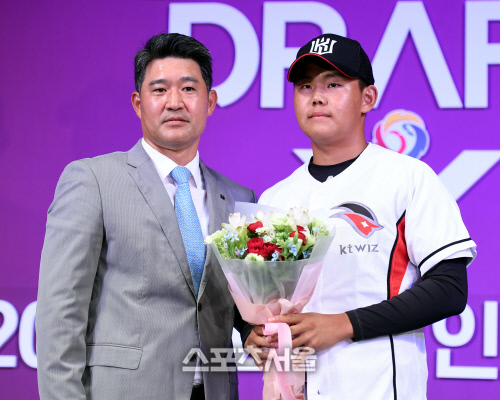 [포토] kt 유니폼 입은 유신고 소형준