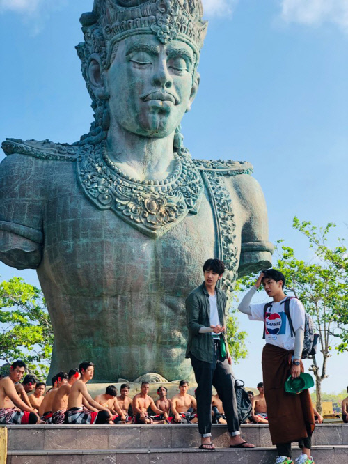 이승기X류이호, '투게더' 투샷 공개…아시아 스타들의 '특급 만남'