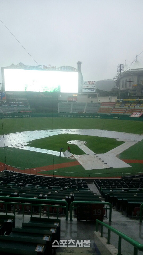 인천 폭우, SK-키움전 그라운드 물바다 결국 취소