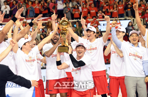 [포토]동료들과 함께 우승의 기쁨을 나누는 양동근