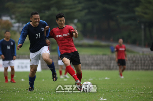 [군대스리가]전력질주하여 공을 지켜내는 김재성