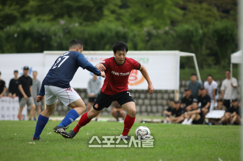 [군대스리가]수비를 제치고 돌파를 시도하는 송종국