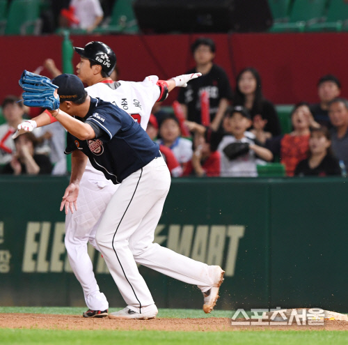 [포토] 두산 이용찬과 SK 고종욱의 접전, 비디오판독 결과는?