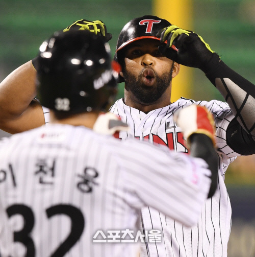 [포토] LG 페게로, 만루 홈런의 기쁨이 얼굴에~
