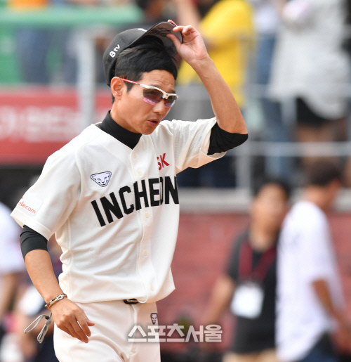 [포토]마지막 맞대결 인사나누는 류중일-염경엽 감독