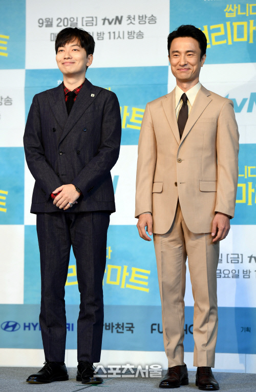 [포토] 이동휘-김병철, 천리마마트 점장과 사장