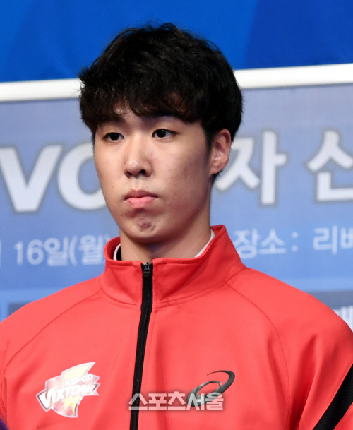 [포토] 경기대 김명관, 1라운드 1순위로 한국전력 유니폼!