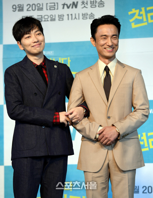 "웹툰 찢고 나온 싱크로율"…'천리마마트' 이동휘X김병철, 11억뷰 신화 잇는다[SS현장]