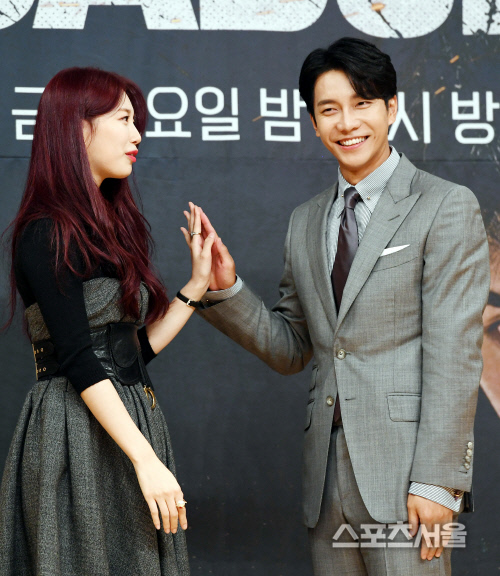 [포토] 이승기-배수지, 쑥쓰럽지만~