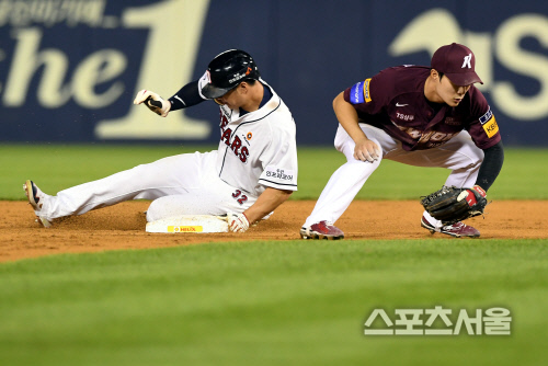 [포토] 두산 김재환, 2위 싸움에 투지 불어넣는...도루 성공!