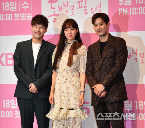 \'동백꽃 필 무렵\' 공효진, 두남자 사이에서 흐믓[포토]