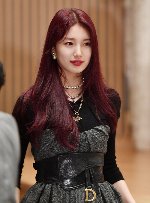 수지, 시선 강탈한 러블리 메이크업 화제[★뷰티]