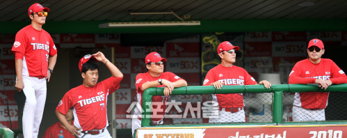 [포토]코치들과 경기에 집중하는 박흥식 감독