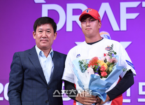 [포토] KIA 유니폼 입은 광주제일고 정해영