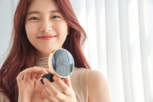 수지, \'청순+성숙\' 다채로운 매력 돋보이는 화보 선공개 (2)