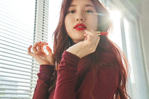 수지, \'청순+성숙\' 다채로운 매력 돋보이는 화보 선공개 (4)