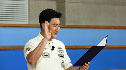 '뭉쳐야 찬다' 안정환, 청문회서 "죄송합니다" 고개숙여..핫핑크 유니폼도 눈길