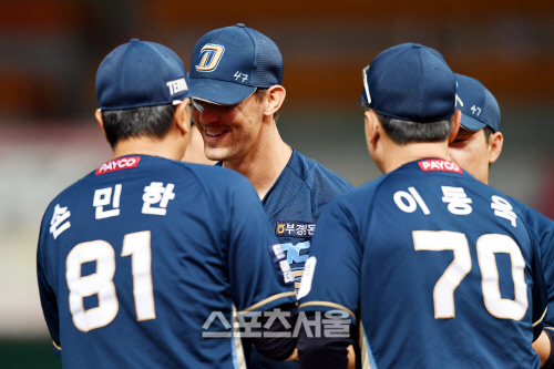 [포토] 프리드릭, 완봉승 후 웃음꽃 만개