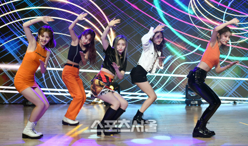 [포토]세러데이, '여자친구 선배님들 칼군무 닮고파요!'