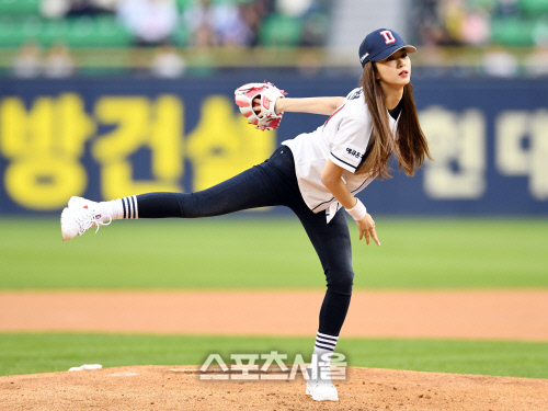 [포토]아육대 금메달 체리블렛 지원의 우아한 시구