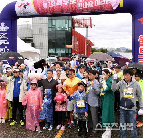 [포토] 육우로(路) 한마음 마라톤 대회, 출발선에서 쏟아지는 플래시 세례~!
